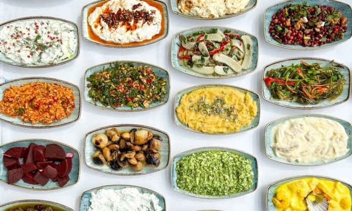 Meze kültürü, yalnızca yemek öncesi iştah açan küçük tabaklardan ibaret olmayan, tarihsel, kültürel ve sosyolojik boyutları olan güçlü bir sofracılık geleneğini temsil eder. Anadolu’dan Akdeniz’e, Balkanlar’dan Orta Doğu’ya uzanan geniş bir coğrafyada meze kültürü, birlikte yeme, paylaşma ve sohbet etme pratiğinin merkezinde yer alır. Bu yönüyle meze, sadece damak tadına değil, toplumsal ilişkilere de hitap eden bir kültür unsurudur. Konulu bir haber görseli.