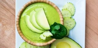 Soğuk avokado çorbası, özellikle yaz aylarında sofraların en sağlıklı ve ferahlatıcı seçeneklerinden biri olarak öne çıkıyor. Taze avokadonun kremsi dokusu ile yoğurdun hafifliği birleştiğinde, hem besleyici hem de lezzetli bir çorba ortaya çıkıyor. Soğuk avokado çorbası, içerisine eklenen limon suyu, zeytinyağı ve baharatlarla hem aroma hem de renk kazanıyor. Yaz sofralarında hem öğle hem akşam yemeklerinde tercih edilen bu tarif, ferahlatıcı ve doyurucu bir seçenek olarak dikkat çekiyor. Konulu bir haber görseli.