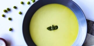 Soğuk bezelye çorbası, yaz aylarının sıcak günlerinde sofraların hafif ve ferahlatıcı başlangıcı olarak öne çıkıyor. Taze bezelye ve yoğurtla hazırlanan bu çorba, hem besleyici hem de serinletici bir lezzet sunuyor. Soğuk bezelye çorbası, içine eklenen taze nane ve baharatlarla sofralarda hem aroma hem de renk katıyor. Özellikle öğle ve akşam yemeklerinde tercih edilen bu tarif, sağlıklı ve hafif bir öğün alternatifi olarak dikkat çekiyor. Konulu bir haber görseli.