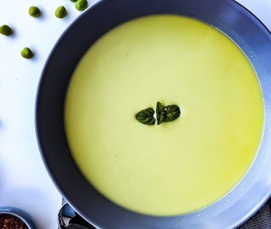 Soğuk bezelye çorbası, yaz aylarının sıcak günlerinde sofraların hafif ve ferahlatıcı başlangıcı olarak öne çıkıyor. Taze bezelye ve yoğurtla hazırlanan bu çorba, hem besleyici hem de serinletici bir lezzet sunuyor. Soğuk bezelye çorbası, içine eklenen taze nane ve baharatlarla sofralarda hem aroma hem de renk katıyor. Özellikle öğle ve akşam yemeklerinde tercih edilen bu tarif, sağlıklı ve hafif bir öğün alternatifi olarak dikkat çekiyor. Konulu bir haber görseli.