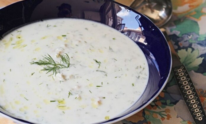 Soğuk çorbalar, özellikle yaz aylarında ferahlatıcı etkileriyle sofraların vazgeçilmezi haline geliyor. Sıcak havalarda hem hafif hem de besleyici bir seçenek sunan bu çorbalar, geleneksel tariflerden modern dokunuşlara kadar geniş bir yelpazeye sahip. Soğuk çorbalar hem sağlıklı hem de pratik oluşlarıyla ailelerin ve misafir sofralarının gözdesi oluyor. Bu tarifler arasında cacık, ayran aşı ve soğuk yoğurtlu kabak çorbası öne çıkıyor. Konulu bir haber görseli.