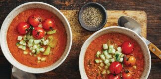 Soğuk domates çorbası, yaz aylarında sofraların en ferahlatıcı ve hafif seçeneklerinden biri olarak öne çıkıyor. Taze domateslerin doğal aroması ile hazırlanan bu çorba, hem lezzetli hem de besleyici bir başlangıç alternatifi sunuyor. Soğuk domates çorbası, içerisine eklenen biber, zeytinyağı ve taze baharatlarla hem aroma hem de renk kazanıyor. Yaz sofralarında hem öğle hem akşam yemeklerinde tercih edilen bu tarif, ferahlatıcı ve sağlıklı bir seçenek olarak dikkat çekiyor. Konulu bir haber görseli.