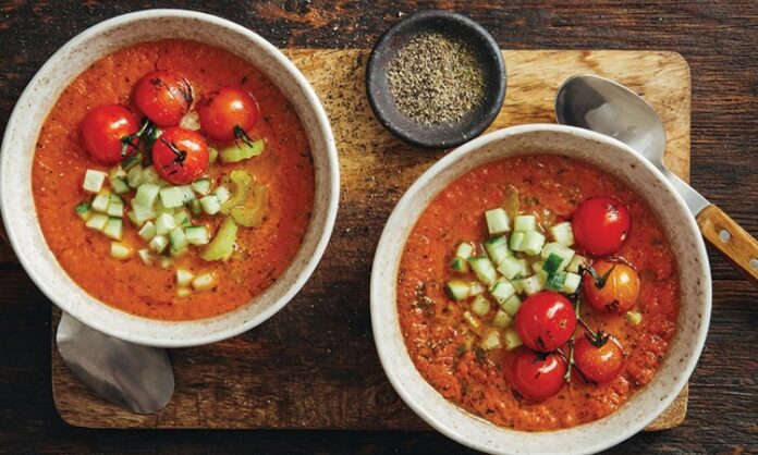 Soğuk domates çorbası, yaz aylarında sofraların en ferahlatıcı ve hafif seçeneklerinden biri olarak öne çıkıyor. Taze domateslerin doğal aroması ile hazırlanan bu çorba, hem lezzetli hem de besleyici bir başlangıç alternatifi sunuyor. Soğuk domates çorbası, içerisine eklenen biber, zeytinyağı ve taze baharatlarla hem aroma hem de renk kazanıyor. Yaz sofralarında hem öğle hem akşam yemeklerinde tercih edilen bu tarif, ferahlatıcı ve sağlıklı bir seçenek olarak dikkat çekiyor. Konulu bir haber görseli.