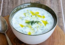 Soğuk Yoğurtlu Kabak Çorbası Yaz Sofralarının Ferahlatıcı Lezzeti Soğuk yoğurtlu kabak çorbası, özellikle yaz aylarında sofraların vazgeçilmez başlangıcı olarak öne çıkıyor. Hafif ve ferahlatıcı bir tarif olan bu çorba, hem besleyici hem de pratik oluşuyla mutfakların favorisi hâline geliyor. Soğuk yoğurtlu kabak çorbası, taze kabak ve yoğurt ile hazırlanırken içerisine eklenen dereotu ve baharatlar çorbanın lezzetini artırıyor. Yaz sofralarında hem aile yemeklerinde hem de davet sofralarında tercih edilen bir seçenek olarak dikkat çekiyor. Konulu bir haber görseli.