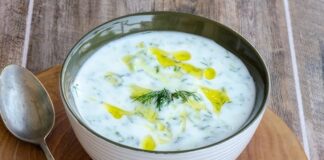 Soğuk yoğurtlu kabak çorbası, özellikle yaz aylarında sofraların vazgeçilmez başlangıcı olarak öne çıkıyor. Hafif ve ferahlatıcı bir tarif olan bu çorba, hem besleyici hem de pratik oluşuyla mutfakların favorisi hâline geliyor. Soğuk yoğurtlu kabak çorbası, taze kabak ve yoğurt ile hazırlanırken içerisine eklenen dereotu ve baharatlar çorbanın lezzetini artırıyor. Yaz sofralarında hem aile yemeklerinde hem de davet sofralarında tercih edilen bir seçenek olarak dikkat çekiyor. Konulu bir haber görseli.