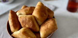 Türk mutfağının en sade ama en sevilen hamur işlerinden biri olan pişi, son yıllarda özel günlerle anılarak yeniden gündeme geliyor. Pişi Günü, hem geleneksel lezzetleri hatırlatma hem de toplumsal paylaşımı artırma amacı taşıyan anlamlı bir gün olarak öne çıkıyor. Sabah kahvaltılarından hayır etkinliklerine kadar uzanan geniş bir kullanım alanına sahip olan pişi, kültürel hafızada önemli bir yere sahip. Konulu bir haber görseli