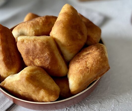 Türk mutfağının en sade ama en sevilen hamur işlerinden biri olan pişi, son yıllarda özel günlerle anılarak yeniden gündeme geliyor. Pişi Günü, hem geleneksel lezzetleri hatırlatma hem de toplumsal paylaşımı artırma amacı taşıyan anlamlı bir gün olarak öne çıkıyor. Sabah kahvaltılarından hayır etkinliklerine kadar uzanan geniş bir kullanım alanına sahip olan pişi, kültürel hafızada önemli bir yere sahip. Konulu bir haber görseli
