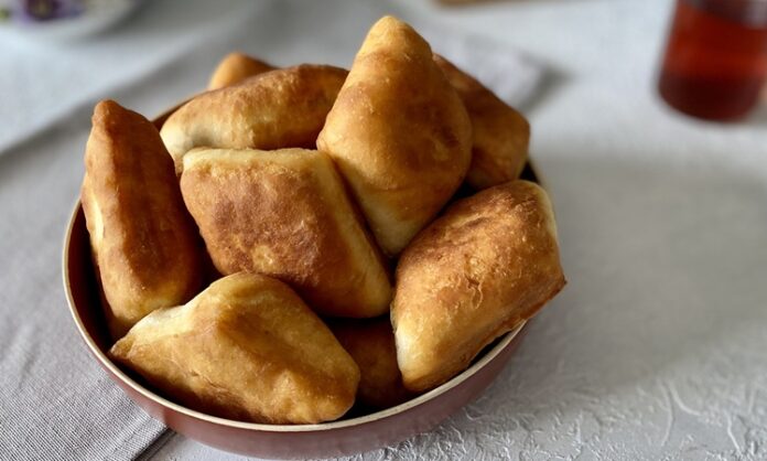 Türk mutfağının en sade ama en sevilen hamur işlerinden biri olan pişi, son yıllarda özel günlerle anılarak yeniden gündeme geliyor. Pişi Günü, hem geleneksel lezzetleri hatırlatma hem de toplumsal paylaşımı artırma amacı taşıyan anlamlı bir gün olarak öne çıkıyor. Sabah kahvaltılarından hayır etkinliklerine kadar uzanan geniş bir kullanım alanına sahip olan pişi, kültürel hafızada önemli bir yere sahip. Konulu bir haber görseli
