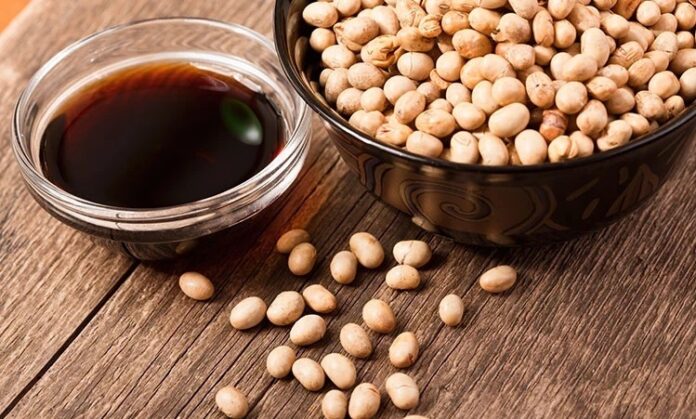 Soya, günümüzde birçok işlenmiş gıda ve alternatif ürünün temel bileşeni olarak karşımıza çıkar. Ancak soya alerjisi veya intoleransı olan bireylerde ciddi sağlık sorunlarına yol açabilir. Bu nedenle soya içermeyen diyet, güvenli ve dengeli beslenme açısından önemli bir yaklaşımdır. Bu diyet, soya ve türevlerini sınırlayarak hem besleyici hem de sağlıklı alternatifleri ön plana çıkarır. Günümüzde insanlar, sadece lezzet değil, aynı zamanda alerjenlerden kaçınarak sağlıklı bir yaşam için bilinçli seçimler yapmayı önceliyor. Konulu bir haber görseli.