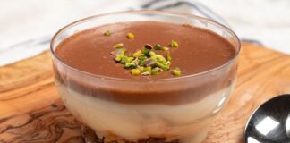 Türk mutfağının modern tatlıları arasında özel bir yere sahip olan supangle, son yıllarda hem ev yapımı tariflerde hem de pastanelerde yeniden popülerlik kazanıyor. Yumuşak dokusu, yoğun çikolata aroması ve soğuk servis edilen kıvamıyla özellikle sıcak mevsimlerde çok tercih edilen tatlılardan biri haline geldi. Supangle'nin kökeni Batı mutfaklarına dayanıyor olsa da yıllar içinde Türkiye'de yerelleşmiş, damak tadına göre uyarlanmış ve kendine özgü bir karakter kazanmıştır. Bugün supangle, özellikle gençler arasında hafif ama lezzetli bir tatlı arayanların ilk tercihleri arasında yer almaktadır. Konulu bir haber görseli.