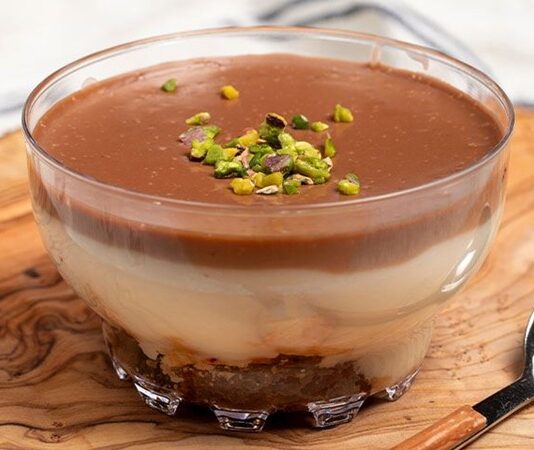 Türk mutfağının modern tatlıları arasında özel bir yere sahip olan supangle, son yıllarda hem ev yapımı tariflerde hem de pastanelerde yeniden popülerlik kazanıyor. Yumuşak dokusu, yoğun çikolata aroması ve soğuk servis edilen kıvamıyla özellikle sıcak mevsimlerde çok tercih edilen tatlılardan biri haline geldi. Supangle'nin kökeni Batı mutfaklarına dayanıyor olsa da yıllar içinde Türkiye'de yerelleşmiş, damak tadına göre uyarlanmış ve kendine özgü bir karakter kazanmıştır. Bugün supangle, özellikle gençler arasında hafif ama lezzetli bir tatlı arayanların ilk tercihleri arasında yer almaktadır. Konulu bir haber görseli.