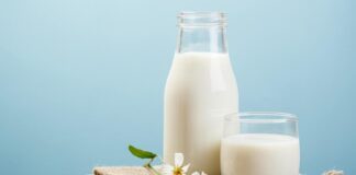 Süt ve süt ürünleri, birçok kişinin günlük beslenmesinde temel bir yere sahiptir. Ancak laktoz intoleransı veya süt alerjisi olan bireyler için bu ürünler ciddi sağlık sorunlarına yol açabilir. Süt ürünlerinden arındırılmış diyet, bu kişiler için güvenli ve besleyici bir beslenme yaklaşımı sunar. Bu diyet modeli, süt ürünlerini ve türevlerini sınırlayarak alternatif ve sağlıklı kaynaklara yönelmeyi amaçlar. Günümüzde pek çok insan, sadece lezzet değil, aynı zamanda sindirim sağlığı ve yaşam kalitesi açısından bilinçli seçimler yapmayı önceliyor. Konulu bir haber görseli.