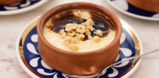 Türkiye’nin en köklü tatlılarından biri olan sütlaç, hem geleneksel hem modern sofralarda yerini korumaya devam ediyor. Tarihi Osmanlı mutfağına kadar uzanan bu hafif tatlı, son dönemde yapılan gastronomi festivalleri ve sosyal medya paylaşımlarıyla yeniden gündemin en popüler lezzetleri arasına girdi. Özellikle ev yapımı tariflerin yükselişi, doğal malzemelere olan ilginin artması ve pratik hazırlanışı, sütlaç talebini daha da artırıyor. Üstelik hem günlük tüketimde hem de özel günlerde tercih edilen bu tatlı, her yaş grubundan yoğun ilgi görüyor. Konulu bir haber görseli.