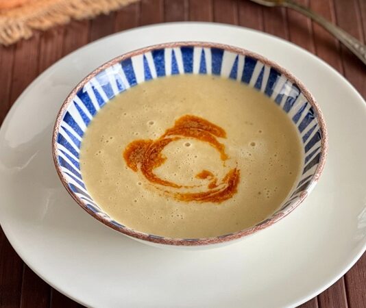 Sütlü mercimek çorbası son yıllarda hem besleyici hem de pratik tarifler arasında öne çıkıyor. Kış aylarında sıcak bir başlangıç olarak sofraları süsleyen bu çorba hem çocuklar hem de yetişkinler tarafından sevilerek tüketiliyor. Geleneksel mercimek çorbasına süt eklenmesiyle ortaya çıkan bu tarif hem lezzeti artırıyor hem de çorbanın kıvamını yumuşatıyor. Sütlü mercimek çorbası hem günlük öğünlerde hem de özel günlerde tercih edilen bir seçenek haline geldi. Konulu bir haber görseli.