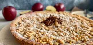 Tatlı tutkunlarının vazgeçilmezlerinden biri olan tart, hem lezzeti hem de şık sunumuyla son yıllarda yeniden popüler hale gelen tatlı seçenekleri arasında yer alıyor. Özellikle farklı meyve ve kremalarla hazırlanabilen yapısı sayesinde pastacılık dünyasında özgün bir noktaya sahip olan tart, hafif yapısıyla da dikkat çekiyor. Mutfağa giren birçok kişi için yapımı hem eğlenceli hem de estetik sonuçlar sunan bir tatlı olması nedeniyle ev tariflerinde de geniş yer bulmaya devam ediyor. Konulu bir haber görseli.