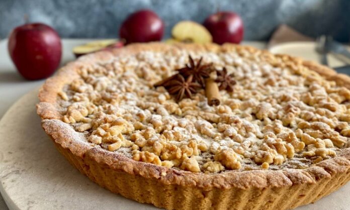 Tatlı tutkunlarının vazgeçilmezlerinden biri olan tart, hem lezzeti hem de şık sunumuyla son yıllarda yeniden popüler hale gelen tatlı seçenekleri arasında yer alıyor. Özellikle farklı meyve ve kremalarla hazırlanabilen yapısı sayesinde pastacılık dünyasında özgün bir noktaya sahip olan tart, hafif yapısıyla da dikkat çekiyor. Mutfağa giren birçok kişi için yapımı hem eğlenceli hem de estetik sonuçlar sunan bir tatlı olması nedeniyle ev tariflerinde de geniş yer bulmaya devam ediyor. Konulu bir haber görseli.