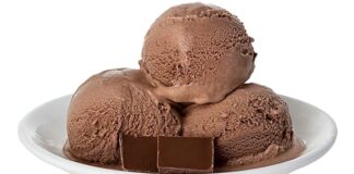 Tatlı dünyasında bazı lezzetler vardır ki dönemler, trendler ve alışkanlıklar değişse bile popülerliğini kaybetmez. çikolata soslu dondurma da bu zamansız tatlar arasında yer alır. Soğuk ve yumuşak dondurma dokusunun, sıcak ya da akışkan çikolata sosuyla buluşması; tatlı severler için güçlü bir lezzet deneyimi sunar. Özellikle yaz aylarında serinlemek isteyenlerin ilk tercihlerinden biri olan bu tatlı, hem klasik hem de modern sunumlarla her yaş grubuna hitap etmeyi başarır. Konulu bir haber görseli.