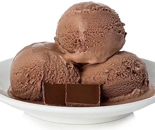 Tatlı dünyasında bazı lezzetler vardır ki dönemler, trendler ve alışkanlıklar değişse bile popülerliğini kaybetmez. çikolata soslu dondurma da bu zamansız tatlar arasında yer alır. Soğuk ve yumuşak dondurma dokusunun, sıcak ya da akışkan çikolata sosuyla buluşması; tatlı severler için güçlü bir lezzet deneyimi sunar. Özellikle yaz aylarında serinlemek isteyenlerin ilk tercihlerinden biri olan bu tatlı, hem klasik hem de modern sunumlarla her yaş grubuna hitap etmeyi başarır. Konulu bir haber görseli.