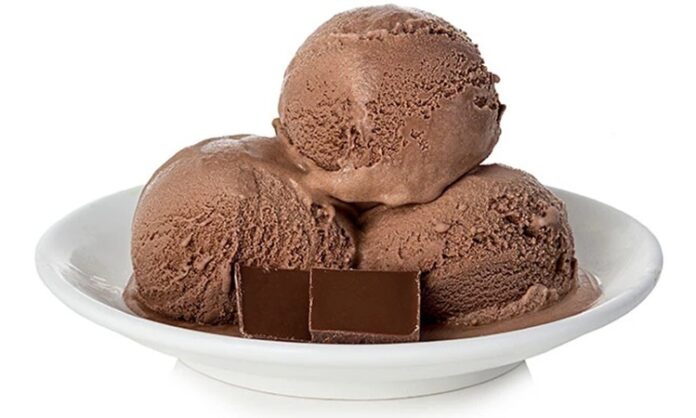 Tatlı dünyasında bazı lezzetler vardır ki dönemler, trendler ve alışkanlıklar değişse bile popülerliğini kaybetmez. çikolata soslu dondurma da bu zamansız tatlar arasında yer alır. Soğuk ve yumuşak dondurma dokusunun, sıcak ya da akışkan çikolata sosuyla buluşması; tatlı severler için güçlü bir lezzet deneyimi sunar. Özellikle yaz aylarında serinlemek isteyenlerin ilk tercihlerinden biri olan bu tatlı, hem klasik hem de modern sunumlarla her yaş grubuna hitap etmeyi başarır. Konulu bir haber görseli.