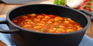 Ev mutfağının en temel unsurlarından biri olan tencere yemekleri, yüzyıllardır sofraların merkezinde yer alıyor. Ateşin başında yavaş yavaş pişen bu yemekler, sadece karın doyurmakla kalmıyor; aynı zamanda aile bağlarını, kültürel aktarımı ve gündelik yaşamın ritmini de şekillendiriyor. Günümüzde hızlı tüketim alışkanlıkları yaygınlaşsa da tencere yemekleri kültürü, hem lezzeti hem de doyuruculuğuyla önemini korumaya devam ediyor. Konulu bir haber görseli.