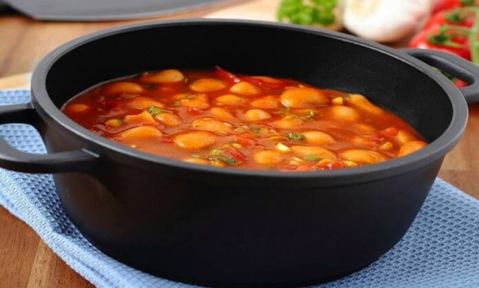 Ev mutfağının en temel unsurlarından biri olan tencere yemekleri, yüzyıllardır sofraların merkezinde yer alıyor. Ateşin başında yavaş yavaş pişen bu yemekler, sadece karın doyurmakla kalmıyor; aynı zamanda aile bağlarını, kültürel aktarımı ve gündelik yaşamın ritmini de şekillendiriyor. Günümüzde hızlı tüketim alışkanlıkları yaygınlaşsa da tencere yemekleri kültürü, hem lezzeti hem de doyuruculuğuyla önemini korumaya devam ediyor. Konulu bir haber görseli.