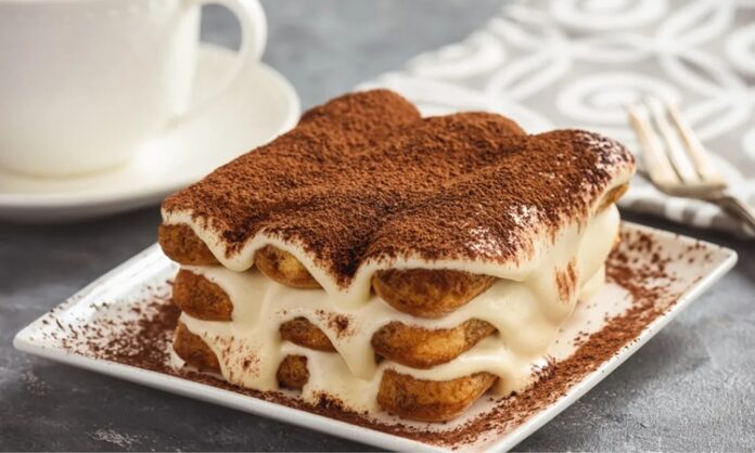 İtalyan mutfağının dünya çapında en bilinen tatlılarından biri olan tiramisu, sadece hafifliğiyle değil içinde barındırdığı zengin aromalarla da her yaştan insanın damak zevkine hitap etmeyi başarıyor. İlk bakışta yumuşak yapısı ile dikkat çeken tiramisu, kahve aromalı bisküvileri ve mascarpone kreması sayesinde kendine özgü bir tat profili oluşturuyor. Bugün birçok pastane ve restoran menüsünde yer alan tiramisu, hem geçmişten gelen kültürel özellikleri hem de modern yorumlarıyla öne çıkmayı sürdürüyor. Konulu bir haber görseli.