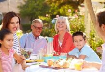Toplumların karakterini ve değer dünyasını yansıtan en güçlü kavramlardan biri Misafirperverlik anlayışıdır. İnsanların birbirine yaklaşım biçimini belirleyen bu kavram, yalnızca bir nezaket göstergesi değil, aynı zamanda köklü bir kültürel davranış biçimidir. Tarih boyunca farklı coğrafyalarda şekillenen misafir ağırlama geleneği, özellikle Anadolu kültüründe derin ve kalıcı bir yere sahiptir. Eve gelen bir yabancının bile baş tacı edilmesi, bu anlayışın ne kadar güçlü olduğunun en somut göstergesidir. Konulu bir haber görseli.