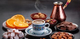 Toplumların bir arada yaşama biçimini belirleyen en önemli unsurlardan biri, gündelik hayatta sergilenen küçük ama anlamlı davranışlardır. İkram Kültürü, bu davranışlar arasında en köklü ve en kapsayıcı olanlardan biridir. Bir fincan çay uzatmak, sofraya fazladan bir tabak koymak ya da yoldan geçen birini aç çevirmemek; hepsi bu kültürün görünür yüzünü oluşturur. İkram, yalnızca yeme içmeyle sınırlı olmayan, sosyal ilişkileri güçlendiren ve güven duygusu inşa eden bir pratiktir. Konulu bir haber görseli.