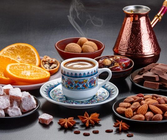 Toplumların bir arada yaşama biçimini belirleyen en önemli unsurlardan biri, gündelik hayatta sergilenen küçük ama anlamlı davranışlardır. İkram Kültürü, bu davranışlar arasında en köklü ve en kapsayıcı olanlardan biridir. Bir fincan çay uzatmak, sofraya fazladan bir tabak koymak ya da yoldan geçen birini aç çevirmemek; hepsi bu kültürün görünür yüzünü oluşturur. İkram, yalnızca yeme içmeyle sınırlı olmayan, sosyal ilişkileri güçlendiren ve güven duygusu inşa eden bir pratiktir. Konulu bir haber görseli.