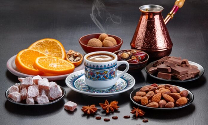 Toplumların bir arada yaşama biçimini belirleyen en önemli unsurlardan biri, gündelik hayatta sergilenen küçük ama anlamlı davranışlardır. İkram Kültürü, bu davranışlar arasında en köklü ve en kapsayıcı olanlardan biridir. Bir fincan çay uzatmak, sofraya fazladan bir tabak koymak ya da yoldan geçen birini aç çevirmemek; hepsi bu kültürün görünür yüzünü oluşturur. İkram, yalnızca yeme içmeyle sınırlı olmayan, sosyal ilişkileri güçlendiren ve güven duygusu inşa eden bir pratiktir. Konulu bir haber görseli.