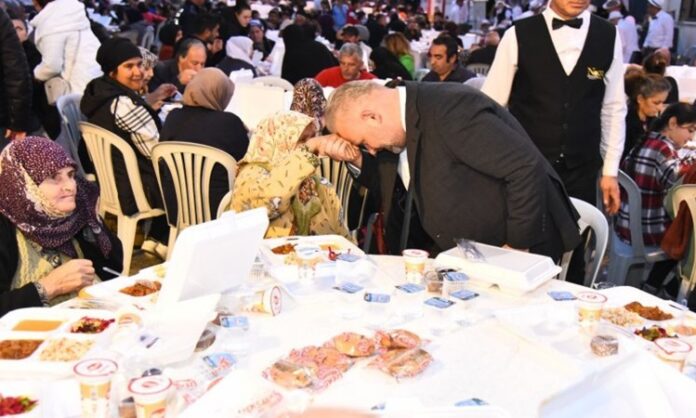 Toplumların en zor zamanlarında ortaya çıkan gelenekler, ortak hafızanın ve dayanışma kültürünün güçlü göstergeleri arasında yer alır. Taziye Sofrası, ölüm sonrası yas sürecinde hem acıyı paylaşmanın hem de sosyal bağları ayakta tutmanın önemli bir parçası olarak kabul edilir. Türkiye’nin birçok bölgesinde farklı biçimlerde uygulanan bu gelenek, yalnızca yemek ikramı anlamına gelmez; aynı zamanda toplumsal empatiyi, sabrı ve merhameti simgeler. Taziye sofrası, kaybın ardından yalnız kalmama duygusunu pekiştirir ve yas yaşayan aileye manevi destek sağlar. Konulu bir haber görseli.