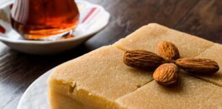 Türk kültüründe yemeğin sadece beslenme ihtiyacını karşılayan bir unsur olmadığı, aynı zamanda duyguların ve toplumsal bağların ifadesi olduğu bilinir. Bu anlayışın en güçlü örneklerinden biri olan Helva Kavurma Geleneği, sevinç ve hüzün anlarının ortak bir ritüelle paylaşılmasını sağlar. Doğumdan ölüme, asker uğurlamasından hayırlı bir haberin duyurulmasına kadar birçok farklı durumda helva kavrulması, toplumsal hafızada köklü bir yere sahiptir. Bu gelenek, sade malzemelerle hazırlanan bir tatlının, nasıl derin anlamlar taşıyabildiğini açıkça gösterir. Konulu bir haber görseli.