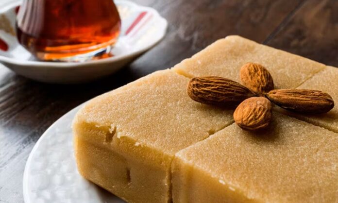 Türk kültüründe yemeğin sadece beslenme ihtiyacını karşılayan bir unsur olmadığı, aynı zamanda duyguların ve toplumsal bağların ifadesi olduğu bilinir. Bu anlayışın en güçlü örneklerinden biri olan Helva Kavurma Geleneği, sevinç ve hüzün anlarının ortak bir ritüelle paylaşılmasını sağlar. Doğumdan ölüme, asker uğurlamasından hayırlı bir haberin duyurulmasına kadar birçok farklı durumda helva kavrulması, toplumsal hafızada köklü bir yere sahiptir. Bu gelenek, sade malzemelerle hazırlanan bir tatlının, nasıl derin anlamlar taşıyabildiğini açıkça gösterir. Konulu bir haber görseli.