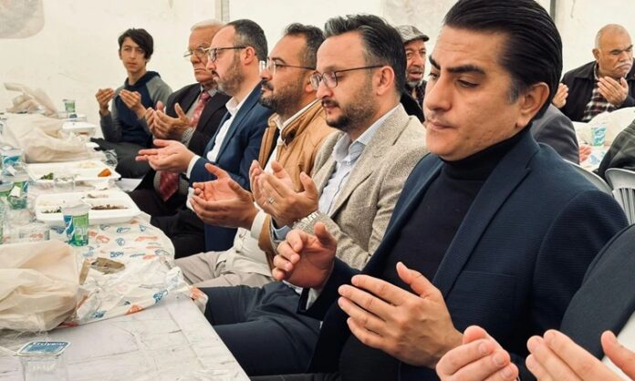 Toplumların ortak hafızasında önemli bir yere sahip olan Şükür Yemeği, yalnızca bir sofra etrafında toplanmayı değil, yaşanan bir iyilik, kurtuluş ya da mutluluğun ardından duyulan minnettarlığın paylaşılmasını ifade eder. Bu yönüyle şükür yemeği, bireysel bir duygunun toplumsal bir ritüele dönüşmüş hâlidir. İnsanlar bu sofralarda sadece yemek yemez, aynı zamanda yaşadıkları süreci anlamlandırır ve paylaşmanın gücünü hisseder. Konulu bir haber görseli.