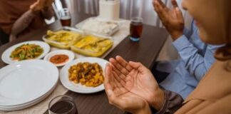 Toplumların ortak kültürel ve manevi değerleri incelendiğinde Yemek Duası, yalnızca dini bir ritüel olarak değil, aynı zamanda güçlü bir gelenek ve bilinç aktarımı olarak öne çıkar. Sofranın etrafında toplanan bireylerin, yemeğe başlamadan önce şükür ve niyetle durması, hem yemeğin hem de birlikte olmanın anlamını derinleştirir. Bu yönüyle yemek duası, maddi bir ihtiyacın manevi bir çerçeveye oturtulmasını sağlar. Konulu bir haber görseli.