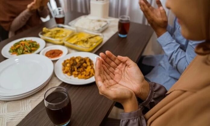 Toplumların ortak kültürel ve manevi değerleri incelendiğinde Yemek Duası, yalnızca dini bir ritüel olarak değil, aynı zamanda güçlü bir gelenek ve bilinç aktarımı olarak öne çıkar. Sofranın etrafında toplanan bireylerin, yemeğe başlamadan önce şükür ve niyetle durması, hem yemeğin hem de birlikte olmanın anlamını derinleştirir. Bu yönüyle yemek duası, maddi bir ihtiyacın manevi bir çerçeveye oturtulmasını sağlar. Konulu bir haber görseli.