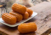 Türk mutfağının en sevilen şerbetli tatlılarından biri olan kemalpaşa, yıllardır hem ev sofralarında hem de restoranlarda kendine özel bir yer edinen köklü bir lezzet olarak dikkat çekiyor. Özellikle pratik hazırlanışı ve hafif dokusu sayesinde geniş kitlelere hitap eden bu tatlı, günümüzde yeniden yükselen popülaritesiyle gastronomi dünyasında adından sıkça söz ettiriyor. Hamurunun yoğun olmaması, şerbeti dengeli şekilde içine çekmesi ve yumuşacık kıvamıyla damakta iz bırakan kemalpaşa tatlısı, modern sunum trendlerine uyum sağlayarak geleneksel olmaktan çıkmadan yenilikleri de kucaklıyor. Konulu bir haber görseli.