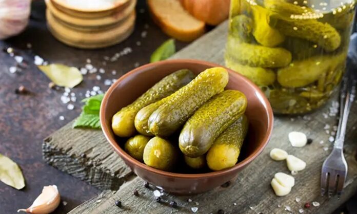 Turşu, tarih boyunca hem yemek kültürü hem de gıda saklama yöntemi olarak önemli bir yere sahip olmuştur. Sebzelerin tuz ve bazen sirke ile fermente edilmesiyle hazırlanan turşular, sofralarda hem lezzet hem de sağlık açısından değer taşır. Özellikle Anadolu mutfağında turşu, nesiller boyunca aktarılan bir sofra geleneği olarak kabul edilir. Konulu bir haber görseli.