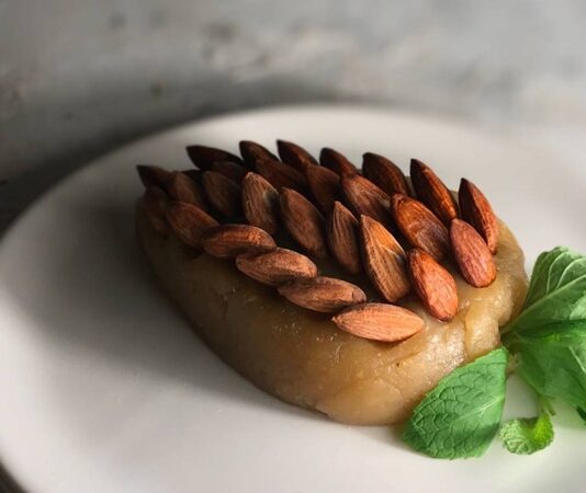 Türkiye’nin yüzyıllardır yaşattığı en özel tatlılardan biri olan un helvası, hem sade malzemeleri hem de taşıdığı anlamlarla kültürümüzde önemli bir yere sahip olmaya devam ediyor. Sadece bir tatlı olmaktan çok daha fazlası olan bu lezzet, anma günlerinden mutlu kutlamalara, mevlitlerden özel aile toplantılarına kadar pek çok anda kendine yer buluyor. Bu yönüyle un helvası, Anadolu’nun hem duygusal hem de tarihsel hafızasında yer etmiş nadir tatlılardan biri olma özelliğini taşıyor. Konulu bir haber görseli.