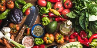 Vejetaryen beslenme, son yıllarda yalnızca bir beslenme tercihi olmaktan çıkarak yaşam tarzı ve bilinçli tüketim anlayışının önemli bir parçası haline gelmiştir. Artan çevre bilinci, hayvan refahına yönelik hassasiyet ve sağlıklı yaşam arayışı, Vejetaryen Beslenme konusunu daha geniş kitlelerin gündemine taşımıştır. Günümüzde farklı yaş gruplarından ve yaşam tarzlarından insanlar, beslenme alışkanlıklarını gözden geçirerek bitki ağırlıklı bir düzene yönelmektedir. Konulu bir haber görseli.