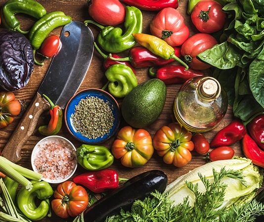 Vejetaryen beslenme, son yıllarda yalnızca bir beslenme tercihi olmaktan çıkarak yaşam tarzı ve bilinçli tüketim anlayışının önemli bir parçası haline gelmiştir. Artan çevre bilinci, hayvan refahına yönelik hassasiyet ve sağlıklı yaşam arayışı, Vejetaryen Beslenme konusunu daha geniş kitlelerin gündemine taşımıştır. Günümüzde farklı yaş gruplarından ve yaşam tarzlarından insanlar, beslenme alışkanlıklarını gözden geçirerek bitki ağırlıklı bir düzene yönelmektedir. Konulu bir haber görseli.