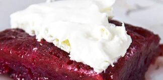 Vişneli Ekmek Tatlısı Yaz Sofralarına Hafif Lezzet Katıyor Türkiye’nin tatlı kültürü özellikle geleneksel tarifler üzerinden şekillense de son yıllarda daha modern, daha hafif ve pratik tatlılara yönelim dikkat çekiyor. Bu yönelimin en ilgi çekici örneklerinden biri ise Vişneli ekmek tatlısı olarak biliniyor. Hem hafif yapısıyla hem yaz aylarında ferahlatıcı tadıyla tercih edilen bu tatlı, özellikle evde kolaylıkla hazırlanabilmesi sayesinde geniş bir kesim tarafından beğeniliyor. Tatlı kültürünün değişen yönünü temsil eden Vişneli ekmek tatlısı, aynı zamanda meyvenin doğal aromasıyla tatlıya bambaşka bir boyut kazandırıyor. Konulu bir haber görseli.