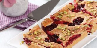 Vişneli turta uzun yıllardır Türk mutfak kültüründe yer alan klasik bir tatlı olsa da son aylarda ev yapımı tatlılara ilginin artmasıyla birlikte yeniden gündeme taşınıyor. Özellikle aile sofralarında çocuklar tarafından çok sevilen vişneli tarifler, hem hafif hem de meyveli yapısı nedeniyle tercih ediliyor. Tatlı uzmanlarına göre vişneli turta mevsimsel meyvelerle hazırlandığında çok daha yoğun aromaya sahip oluyor ve bu nedenle dönemsel olarak tüketim artışı yaşanıyor. Konulu bir haber görseli.