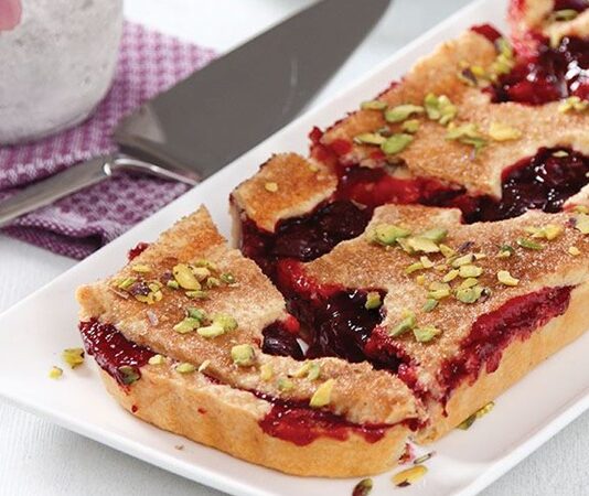 Vişneli turta uzun yıllardır Türk mutfak kültüründe yer alan klasik bir tatlı olsa da son aylarda ev yapımı tatlılara ilginin artmasıyla birlikte yeniden gündeme taşınıyor. Özellikle aile sofralarında çocuklar tarafından çok sevilen vişneli tarifler, hem hafif hem de meyveli yapısı nedeniyle tercih ediliyor. Tatlı uzmanlarına göre vişneli turta mevsimsel meyvelerle hazırlandığında çok daha yoğun aromaya sahip oluyor ve bu nedenle dönemsel olarak tüketim artışı yaşanıyor. Konulu bir haber görseli.