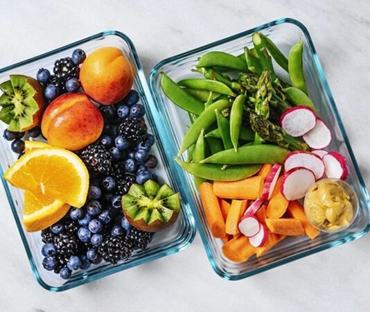 Warrior Diet Gün Boyu Az Akşam Tek Öğün Anlayışıyla Beslenme Modeli Warrior Diet, son yıllarda aralıklı oruç temelli beslenme yaklaşımlarına ilgi duyanlar arasında adından sıkça söz ettiren bir diyet modeli olarak öne çıkmaktadır. Türkçeye “Savaşçı Diyeti” olarak çevrilen Warrior Diet, günün büyük bölümünde çok sınırlı beslenme, akşam saatlerinde ise daha kapsamlı bir öğün tüketilmesi fikrine dayanır. Bu yaklaşım, modern insanın sürekli yemek tüketme alışkanlığına karşı daha ilkel ve ritmik bir beslenme düzeni sunmayı hedefler. Konulu bir haber görseli.