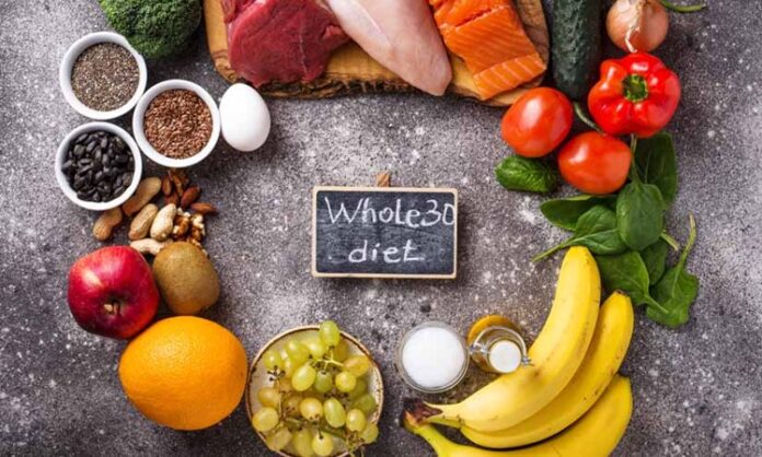Whole30, son yıllarda sağlıklı yaşam ve beslenme bilinciyle ilgilenen kişiler arasında giderek daha fazla konuşulan bir beslenme programı olarak dikkat çekmektedir. Bu program, kısa vadeli kilo kaybı hedeflerinden ziyade bireyin yediği gıdalarla olan ilişkisini yeniden değerlendirmesini amaçlar. Whole30, belirli bir süre boyunca bazı besin gruplarını tamamen hayatın dışına çıkararak vücudun verdiği tepkileri gözlemlemeye odaklanır. Konulu bir haber görseli.