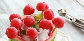 Sıcak havaların kendini iyice hissettirdiği yaz aylarında hafif, serinletici ve doğal tatlılara olan ilgi giderek artıyor. Bu ilginin merkezinde ise son yıllarda popülerliği yükselen karpuzlu buzlu tatlı yer alıyor. Karpuzun doğal ferahlığı ile buzlu tatlı formunun birleşmesi, hem damakta serin bir etki bırakıyor hem de ağır tatlılardan uzak durmak isteyenler için cazip bir alternatif sunuyor. Ev mutfaklarından kafe menülerine kadar geniş bir alanda kendine yer bulan bu tatlı, yaz sofralarının vazgeçilmezlerinden biri hâline gelmiş durumda. Konulu bir haber görseli.