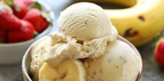 Sıcak havaların vazgeçilmez lezzetlerinden biri olan muzlu dondurma, hem çocukların hem de yetişkinlerin favorileri arasında yer alıyor. Muzun doğal aromasıyla birleşen serinletici doku, bu dondurmayı klasik tatlar arasında özel bir konuma taşıyor. Çikolata ve vanilya gibi temel çeşitlerle birlikte en çok tercih edilen seçeneklerden biri olan muzlu dondurma, sade yapısına rağmen güçlü bir lezzet profili sunuyor. Özellikle yaz aylarında hafif, ferah ve tanıdık bir tat arayanlar için ideal bir alternatif olarak öne çıkıyor. Konulu bir haber görseli.