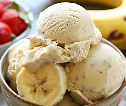 Sıcak havaların vazgeçilmez lezzetlerinden biri olan muzlu dondurma, hem çocukların hem de yetişkinlerin favorileri arasında yer alıyor. Muzun doğal aromasıyla birleşen serinletici doku, bu dondurmayı klasik tatlar arasında özel bir konuma taşıyor. Çikolata ve vanilya gibi temel çeşitlerle birlikte en çok tercih edilen seçeneklerden biri olan muzlu dondurma, sade yapısına rağmen güçlü bir lezzet profili sunuyor. Özellikle yaz aylarında hafif, ferah ve tanıdık bir tat arayanlar için ideal bir alternatif olarak öne çıkıyor. Konulu bir haber görseli.