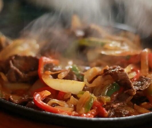 Yemek hazırlarken sıcak ve soğuk dengesi, hem lezzet hem de tüketim deneyimi açısından büyük önem taşır. Özellikle zengin sofralarda, yemeklerin sıcaklığı ile soğuk meze veya tatlıların dengelenmesi, yemeğin algısını ve damak zevkini doğrudan etkiler. Yemek sunumu sırasında doğru sıcaklık kombinasyonu, sofradaki çeşitliliği ve lezzet yoğunluğunu artırır. Konulu bir haber görseli.